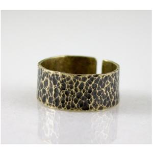 2027 Arizona Christian Jewelry Design Twist solide demi-rond en laiton avec pierre pour les femmes martelé texturé anneau - Product Image 5