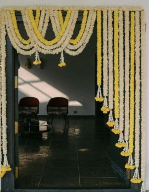 สีขาวและสีเหลือง