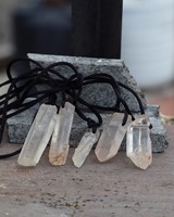 Collier minimaliste en laiton avec pendentif en cristal de quartz naturel brut, cadeau chrétien de guérison, vente en gros