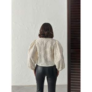 Blouses et chemises pour femmes Topshow en gros – Blouse en dentelle avec élégant détail nœud en pierre - Product Image 1