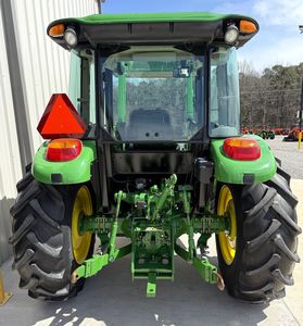 Tracteur John Deere 2025R 4x4, tondeuse utilitaire avec chargeur frontal E-Hydro 4 roues motrices, maintenant disponible à la vente - Product Image 6