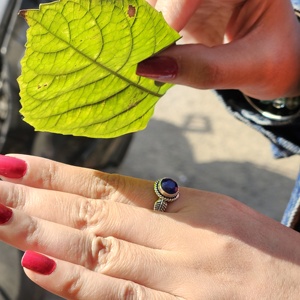 Bague en argent avec pierres précieuses saphir avec feuille et motif rond pour les mariages et les fêtes - Product Image 4