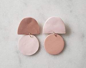 Pendientes de resina hechos a mano para mujer, diseños personalizables de lunares y estampado de animales en colores de doble tono con estilo Ángel - Product Image 6