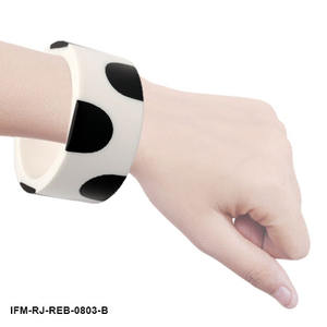 Bracelet jonc tendance en résine monochrome fait main, jonc audacieux à motif géométrique pour femme - Product Image 6