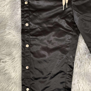 Pantalones cortavientos impermeables de poliéster para hombre, pantalones con botones laterales de nailon personalizados de alta calidad al mejor precio - Product Image 5