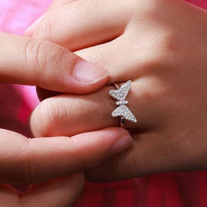 Bague de fiançailles tendance en argent sterling 925 avec pierre précieuse en moissanite VVS, sertie pavé, élégante et étincelante, pour femmes - Product Image 3