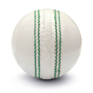 Pelota de Cricket SILKZONE INDS SI-1301 Blanca Premium, Cuero Duradero, Ligera, Personalizable, de Alta Calidad para Entrenamiento y Partido - Product Image 2