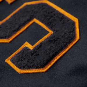 Vestes universitaires personnalisées, durables, en laine, manches en simili cuir souple, col côtelé, poignets et ourlet, caractéristiques : rayures jaunes et blanches - Product Image 4