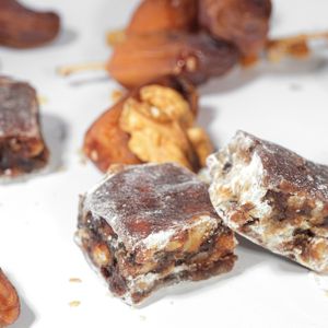 Delicias Turcas en Cubos de Chocolate, con Dátiles y Nueces, Caja Premium, Lokum de Primera Calidad, 12 Meses de Duración - Product Image 3