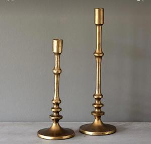 Ensemble de 2 bougeoirs coniques en métal doré pour la maison et le mariage. Éclairage de table de Noël. - Product Image 5