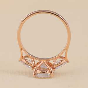 แหวนหมั้นเพชรทรงลูกแพร์สามเม็ดจาก Oval Lab น้ำหนักรวม 0.71 กะรัต - Product Image 6