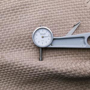 Cesta tejida hecha a mano en rojo y tostado, piel sintética personalizable, producto de cuero Premium de 1 a 12 pies cuadrados. - Product Image 4