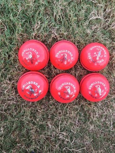 Balles de cricket Kookaburra 2 pièces cousues à la machine de bonne qualité en cuir - Product Image 5