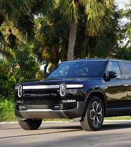 LISTO PARA CONDUCIR - USADO, VOLANTE A LA IZQUIERDA |   RIVIAN R1S ADVENTURER EDITION 2023 con Cuatro Motores - Product Image 1