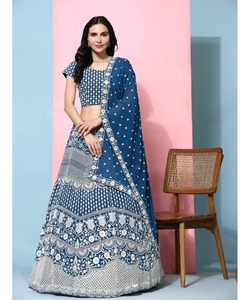 LehengaCholi bordado Lavisa para mujer con blusa pesada y terciopelo Chunni en color rojo - Product Image 6