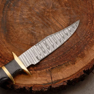 Couteau de chasse et de survie en acier inoxydable fait main à bord dentelé, avec fourreau en cuir, manche en bois pleine longueur, personnalisable - Product Image 4