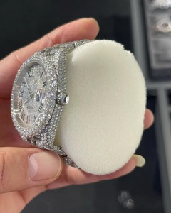 Montre entièrement glacée en or blanc Ice Out avec diamants naturels avec cadran lumineux et caractéristiques étanches disponibles à la vente - Product Image 2