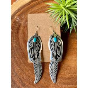 Pendientes colgantes de plumas de plata de ley y turquesa Tom and Rose Kingman de Singer - Product Image 1