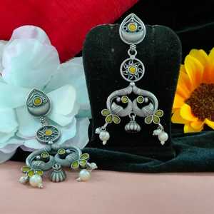 Boucles d'oreilles pendantes en métal de qualité supérieure Glamour moderne Style sophistiqué élégant Sophistication audacieuse Bijoux de mode de haute qualité - Product Image 2