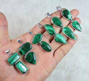 Collier pendentif en malachite verte naturelle de style bohême avec pince de designer polie lisse avec incrustation de réglage de lunette - Product Image 1