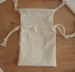Bolsas con cordón de algodón orgánico 100% al por mayor con patrón de letras con asa de cuerda - Product Image 4