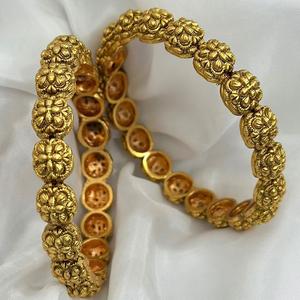 Diseñador de alta calidad chapado en oro mate hermoso aspecto dos juegos de brazaletes elegantes brazaletes que se pueden abrir para mujeres para ropa de boda - Product Image 1