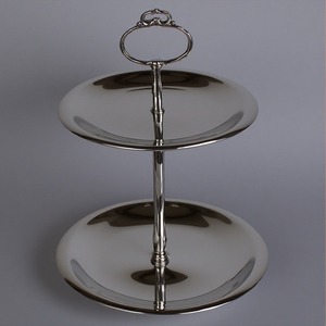 Soporte moderno de pastel de metal de aluminio plateado con forma minimalista elegante, perfecto para casas elegantes, bodas y eventos especiales - Product Image 2