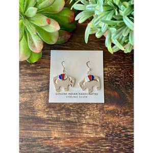 Boucles d'oreilles pendantes Joe Martinez, multi-pierres et argent sterling incrusté, thème animal, motif buffle - Product Image 1