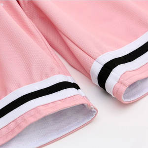 Pantalones cortos de baloncesto multiestilo personalizables al por mayor con diseño de logotipo sublimado y bordado para hombres y mujeres - Product Image 5