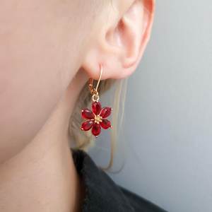 Pendientes de Aro Huggie con Joyas de Flor Roja Rubí, Plata de Ley Chapada en Oro, Estilo Vintage Victoriano, Regalo - Product Image 4