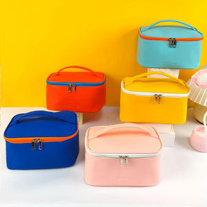 Logo imprimé personnalisé toile blanche mode rayé fermeture à lacets cosmétique maquillage sac de voyage en gros de luxe pour les femmes - Product Image 1