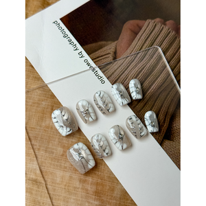 Autocollant pour ongles en marbre argenté, design élégant en marbre argenté pour vernis à ongles - Product Image 1