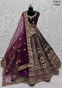 Boda perfecta lehenga choli con bordado pesado en terciopelo - Product Image 4