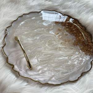 Plateau en résine brillante, finition artistique artisanale, parfait pour recevoir des invités ou comme centre de table décoratif - Product Image 5