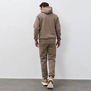 Ensemble de survêtement homme marron taupe avec sweat à capuche imprimé script sur la poitrine et pantalon de jogging à revers, vêtements de sport actifs - Product Image 2