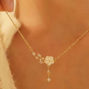 Delicado colgante floral de oro con gotas de cristal, disponible a precios de mayoreo. - Product Image 1