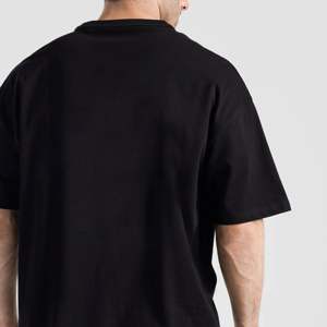 เสื้อยืด Going All in Stealth สีดำ ผ้าเจอร์ซีย์น้ำหนักเบา สไตล์ลำลองแนวสตรีท ลายพื้นเรียบ พร้อมโลโก้พิมพ์ซิลค์สกรีน - Product Image 5