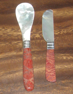 Ensemble de vaisselle rouge avec motif en verre, cuillère rouge et couteau, bijoux en coquillage, motif scénique, 12 cm, en stock - Product Image 4