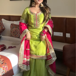 ชุดคุर्ตาชาราร่าผ้าจอร์เจตต์ปักลายลูกไม้สีเขียวมะนาวเหนือเข่า ยูนิตี้ ลักซ์เชอร์ พร้อมผ้าคลุมไหล่สีตัดกัน - Product Image 1