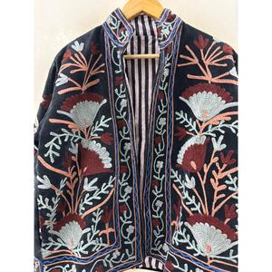 Chaqueta Reversible de Terciopelo con Bordado Floral Suzani, Hecha a Mano en Jaipur, Elegante Cuello Mandarín, Color Negro y Rosa Empolvado - Product Image 4