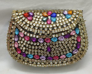 Cierre de solapa de embrague de diseño indio tradicional metálico hecho a mano forro de seda portátil duradero plegable para uso de noche de boda - Product Image 3