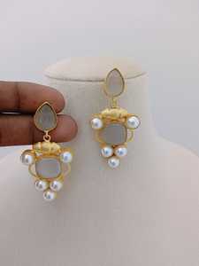 Ensemble de boucles d'oreilles pendantes en perles plaquées or Fusion moderne Design unique Bijoux de mode personnalisés en laiton lourd - Product Image 5