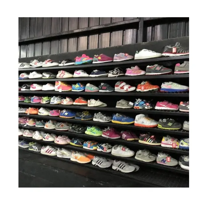 Ballots de chaussures de marque d'occasion en stock, baskets, pantoufles, sandales, chaussures de sport d'occasion pour hommes, femmes et enfants