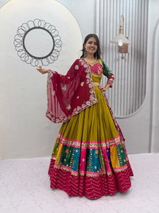 Conjunto de falda Lehenga tradicional india con diseño de bloques de color y dupatta estampada para uso festivo en bodas. - Product Image 1