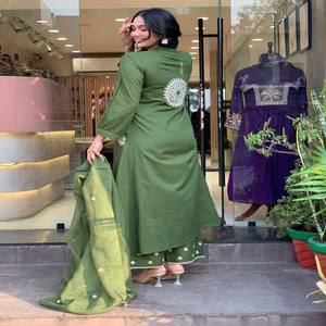 Conjunto de Traje de Cuello Redondo de Algodón Puro VASTRA COTTAGE, Hecho a Mano, con Pantalón y Dupatta, Diseño Estampado Buti, Ropa Étnica de Diseñador para Mujer - Product Image 5