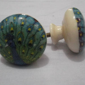 Boutons et poignées en bois et en résine, élégants, durables et uniques, artisanat pour les intérieurs sophistiqués, poignées en résine artisanales - Product Image 1