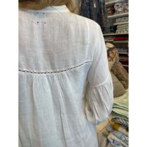 เดรสผ้าลินินสีขาว ERINA - เดรสลำลองคุณภาพสูง ระบายอากาศได้ดี สไตล์ ODM สำหรับสาวออฟฟิศ แขนพอง ความยาวระดับเข่า ไซส์ XS - Product Image 3