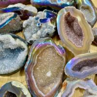 Origems Brazil Aura Agate Geode Magnifique cristal de collection, artisanat artistique