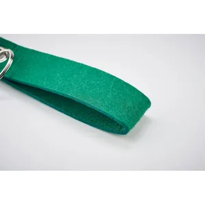 Porte-clés et mousqueton promotionnels en feutre RPET écologique SUORA - Product Image 1