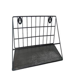 Un soporte colgante de metal negro y dorado para plantas o macetas, diseñado para balcones o barandillas - Product Image 1